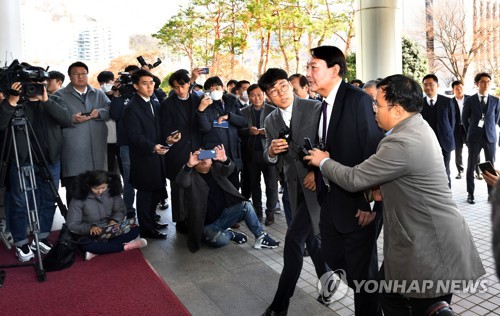 광주 찾아온 윤석열 검찰총장(광주=연합뉴스) 박철홍 기자 = 윤석열 검찰총장이 20일 오후 광주고등·지방검찰청에 들어서며 기자들 질문에 답하고 있다. 윤 총장은 최근 지방검찰청 격려 방문을 이어가고 있다.  pch80@yna.co.kr