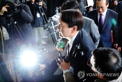 윤석열 검찰총장 '스포트라이트'(광주=연합뉴스) 박철홍 기자 = 윤석열 검찰총장이 20일 오후 광주 고등·지방검찰청을 방문해 기자들의 질문을 받으며 청사 내부로 들어가고 있다.  pch80@yna.co.kr