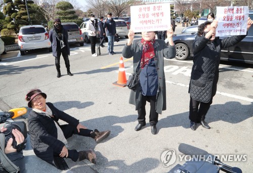 윤석열 면담 요구하는 5·18 어머니들(광주=연합뉴스) 박철홍 기자 = 5·18 단체 어머니들이 20일 오후 광주 고등·지방검찰청을 방문한 윤석열 검찰총장과의 면담을 요구하고 있다. 2020.2.20 pch80@yna.co.kr