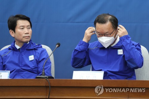 마스크 착용하는 김부겸 공동선대위원장(서울=연합뉴스) 안정원 기자 = 20일 오전 서울 여의도 국회에서 열린 더불어민주당 선거대책위원회(선대위) 출범식에서 김부겸 공동 상임선대위원장이 발언을 마친 뒤 마스크를 착용하고 있다. 2020.2.20 jeong@yna.co.kr