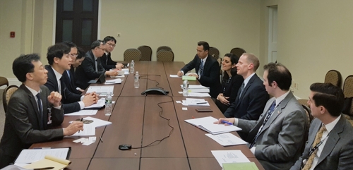 한미, 워싱턴서 이란문제 협의홍진욱 외교부 아프리카중동국장(왼쪽에서 두번째) 등 정부합동대표단이 20일(현지시간) 미국 워싱턴에서 미 재무부 관계자과 대이란 인도적교역 재개방안을 논의하는 모습. 2020.2.21 [외교부 제공]