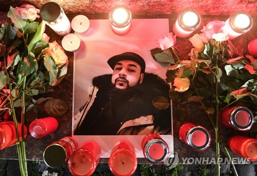 독일 하나우 테러 희생자의 사진과 추모 촛불[AP=연합뉴스]