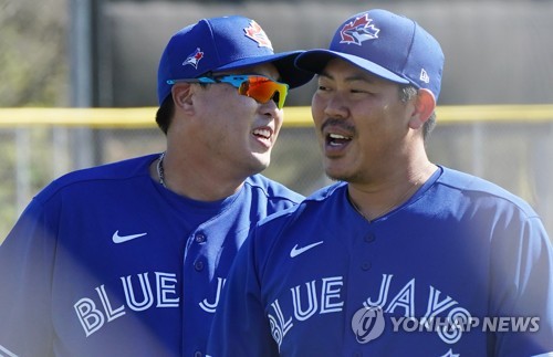 활짝 웃는 류현진-야마구치메이저리그 토론토 블루제이스의 류현진(왼쪽)과 야마구치 순이 지난 15일(현지시간) 미국 플로리다주 더니든 TD 볼파크 인근 훈련장에서 열린 훈련에 참가해 함께 조를 이루어 롱토스를 마친 뒤 이야기를 하고 있다. [연합뉴스 자료사진]