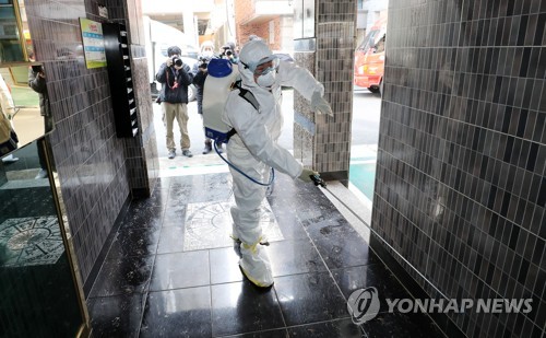 신천지 대구교회 관계자 거주지 방역(대구=연합뉴스) 김준범 기자 = 20일 오전 대구시 남구 한 다세대주택에서 남구청 보건소 관계자들이 방역하고 있다. 이 건물에는 신천지 대구교회 관계자가 거주하는 것으로알려졌다. psykims@yna.co.kr