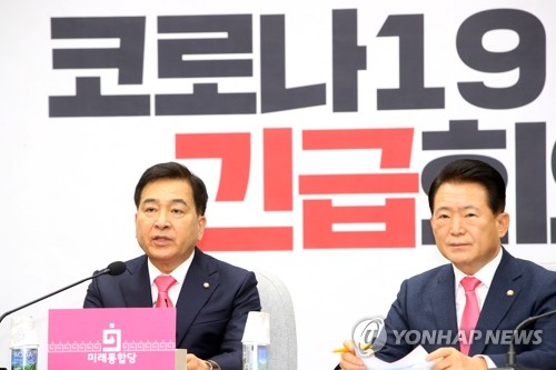 코로나19 회의 발언하는 심재철(서울=연합뉴스) 진성철 기자 = 미래통합당 심재철 원내대표가 21일 국회에서 열린 코로나19 긴급회의에서 발언하고 있다. zjin@yna.co.kr