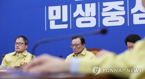 최고위원회의 참석한 민주당 이해찬 대표(서울=연합뉴스) 안정원 기자 = 더불어민주당 이해찬 대표가 21일 오전 서울 여의도 국회에서 열린 최고위원회의에 참석하고 있다.  jeong@yna.co.kr