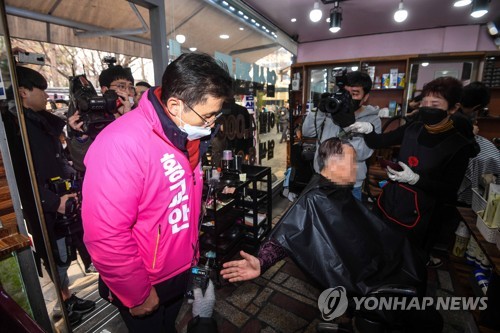 이발소 찾은 황교안 대표(서울=연합뉴스) 정하종 기자 = 황교안 미래통합당 대표가 21일 서울 종로구 탑골공원 인근 이발소를 방문해 이용객과 대화하고 있다. 2020.2.21 chc@yna.co.kr