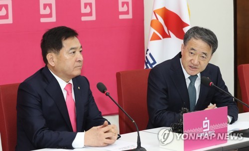 코로나19 관련 보고 위해 미래통합당 방문한 박능후 장관(서울=연합뉴스) 하사헌 기자 = 박능후 보건복지부 장관(오른쪽)이 코로나19 관련 보고를 하기 위해 21일 오후 서울 여의도 국회로 미래통합당 심재철 원내대표를 방문해 발언하고 있다.toadboy@yna.co.kr