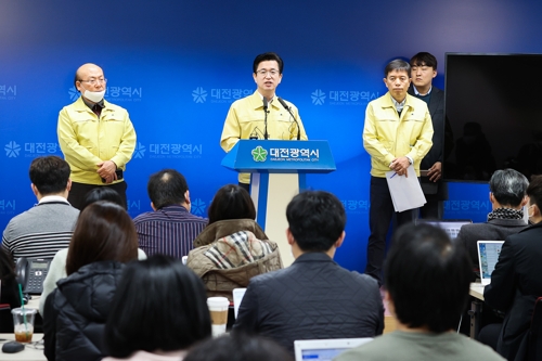 코로나19 확진자 발생상황 설명하는 허태정 대전시장[대전시 제공. 재판매 및 DB 금지]