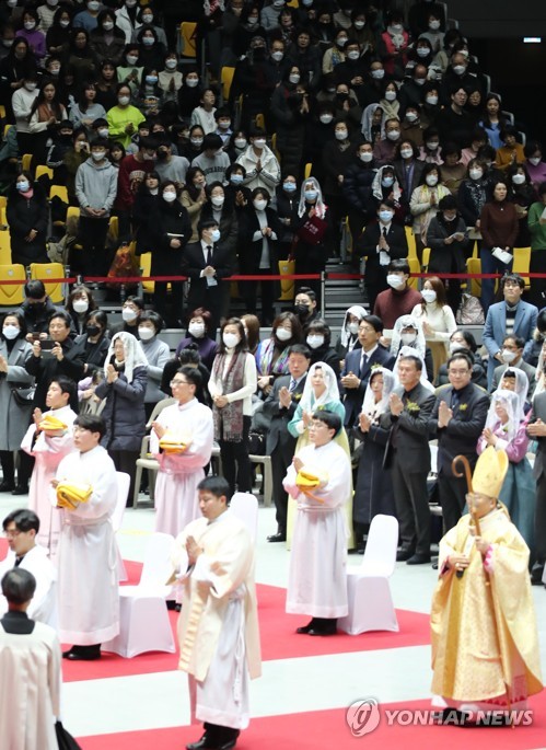 2020년 천주교 서울대교구 부제 서품식(서울=연합뉴스) 지난 6일 오후 서울 송파구 체조경기장에서 열린 '2020년 천주교 서울대교구 부제 서품식'에 참석한 교인들이 신종 코로나바이러스 감염증 확산 예방을 위해 마스크를 쓴 채 예식을 보고 있다. 2020.2.6