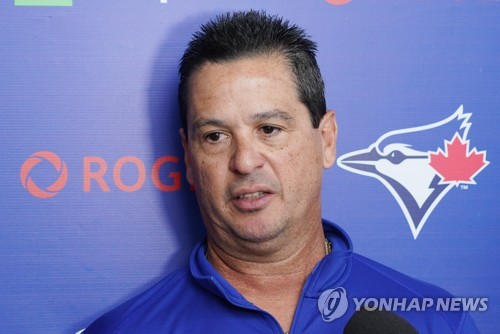 인터뷰하는 몬토요 감독메이저리그 토론토 블루제이스의 찰리 몬토요 감독이 지난 20일(현지시간) 미국 플로리다주 더니든 TD 볼파크에서 취재진과 인터뷰를 하고 있다.[연합뉴스 자료사진]