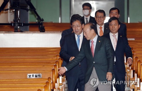 종교시설 코로나19 대응 점검나선 박양우 장관(서울=연합뉴스) 박양우 문화체육관광부 장관이 22일 서울 영등포구 여의도순복음교회를 방문해 코로나19 대응 현황을 점검하고 있다. 2020.2.22 [문화체육관광부 제공. 재판매 및 DB금지] photo@yna.co.kr