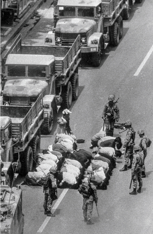 시민과 학생을 끌고 가는 1980년 5월 계엄군[5·18기념재단 제공. 재판매 및 DB 금지]
