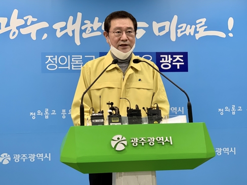 코로나19 기자회견하는 이용섭 광주시장    (광주=연합뉴스) 장아름 기자 = 이용섭 광주시장이 23일 오전 광주시청 브리핑룸에서 코로나19 대응 기자회견을 하고 있다. 2020.2.23