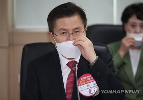 1월 29일 경기도 과천 서울특별시 보건환경연구원에서 신종 코로나바이러스 대책 TF 현장을 방문한 미래통합당 황교안 대표가 마스크를 착용하고 있다. [연합뉴스 자료사진]