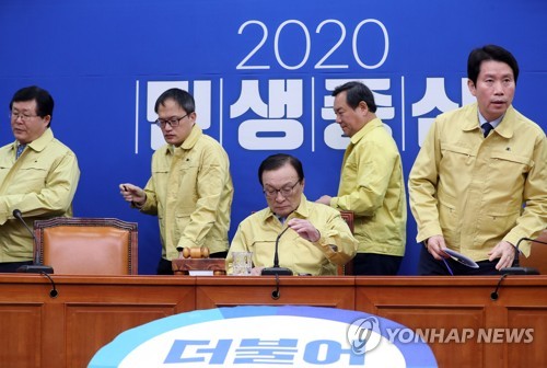 최고위원회의 참석한 민주당 이해찬 대표(서울=연합뉴스) 안정원 기자 = 더불어민주당 이해찬 대표가 21일 오전 서울 여의도 국회 당대표실에서 열린 최고위원회의에 참석하고 있다. 2020.2.21 jeong@yna.co.kr