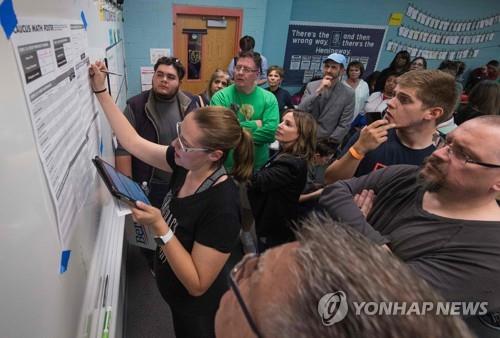 한 기초선거구에서 코커스 결과를 기록하는 모습 [AFP=연합뉴스]