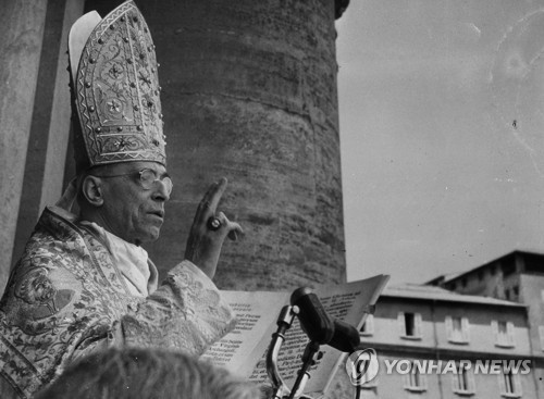바티칸 대성당에서 '우르비 에트 오르비'('로마와 온 세계에'라는 뜻·Urbi et Orbi)를 발표하는 비오 12세. [AFP=연합뉴스 자료사진]