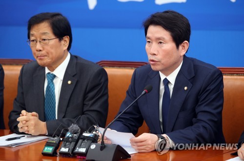 기자간담회서 발언하는 이인영 원내대표(서울=연합뉴스) 김인철 기자 = 더불어민주당 이인영 원내대표가 23일 오전 국회에서 열린 코로나 관련 기자간담회에서 발언하고 있다. yatoya@yna.co.kr