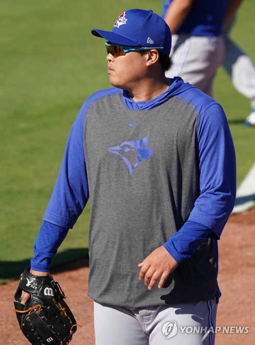 류현진 '다른 친구들은 어떻게 던지나 볼까?'(더니든[미국 플로리다주]=연합뉴스) 김도훈 기자 = 메이저리그 토론토 블루제이스의 스프링캠프에 참가 중인 류현진이 23일(현지시간) 미국 플로리다주 더니든 TD 볼파크에서 캐치볼 하는 선수들을 지켜보고 있다. 2020.2.24 superdoo82@yna.co.kr