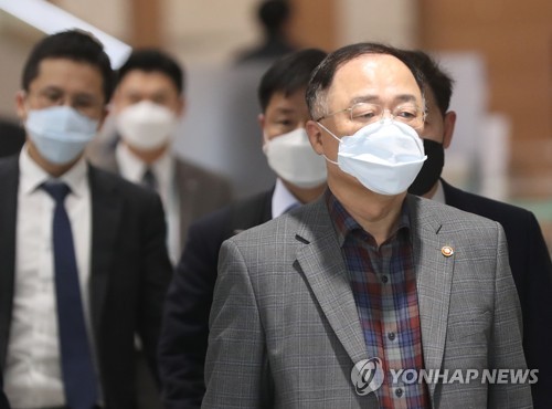 귀국하는 홍남기 경제부총리(영종도=연합뉴스) 신준희 기자 = 사우디아라비아에서 열린 G20 재무장관-중앙은행 총재 회의에 참석했던 홍남기 경제부총리 겸 기획재정부 장관이 24일 인천국제공항을 통해 귀국하고 있다. 2020.2.24 hama@yna.co.kr