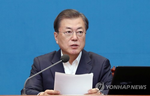 발언하는 문 대통령(서울=연합뉴스) 이진욱 기자 = 문재인 대통령이 24일 오후 청와대에서 열린 수석ㆍ보좌관회의에서 발언하고 있다. cityboy@yna.co.kr