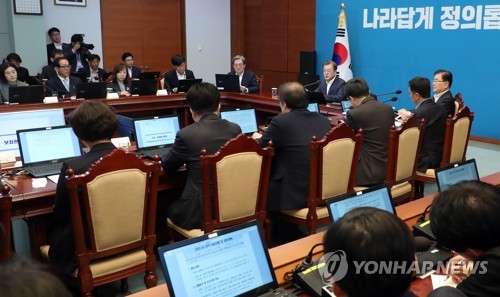 발언하는 문재인 대통령(서울=연합뉴스) 이진욱 기자 = 문재인 대통령이 24일 오후 청와대에서 열린 수석ㆍ보좌관회의에서 발언하고 있다. cityboy@yna.co.kr