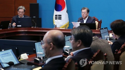 발언하는 문재인 대통령(서울=연합뉴스) 이진욱 기자 = 문재인 대통령이 24일 오후 청와대에서 열린 수석ㆍ보좌관회의에서 발언하고 있다. cityboy@yna.co.kr