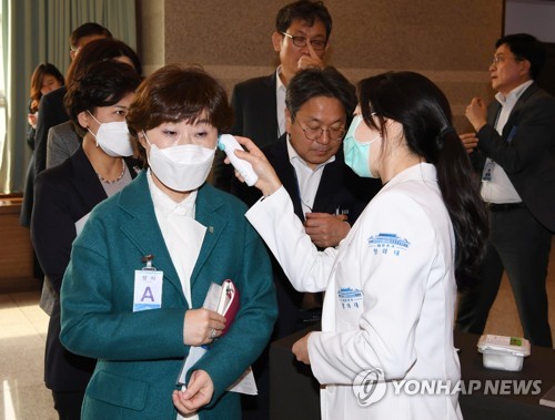 발열검사 받는 감염병 전문가들(서울=연합뉴스) 이진욱 기자 = 24일 오후 청와대에서 열린 문재인 대통령 주재 수석ㆍ보좌관회의에 참석한 감염병 전문가들이 발열 검사를 받고 있다. 2020.2.24 cityboy@yna.co.kr