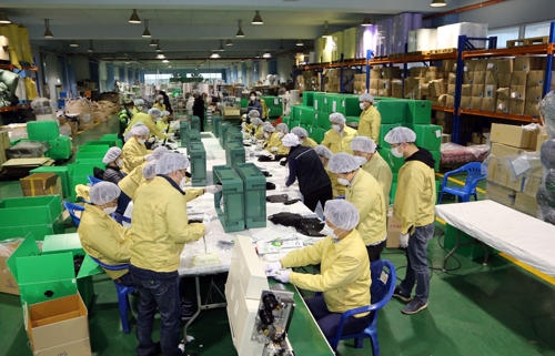 마스크 포장 작업[영암군 제공·재판매 및 DB 금지]