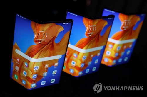 화웨이가 24일 공개한 폴더블 스마트폰 메이트 Xs [AFP=연합뉴스] [로이터=연합뉴스]