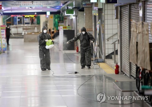 춘천지하상가 방역(춘천=연합뉴스) 이상학 기자 = 강원 춘천지역에 첫 코로나19 확진자가 발생한 가운데 23일 춘천도시공사 직원들이 지하상가 일대에서 방역을 하고 있다. 확진자 동선에 포함된 곳은 아니지만, 사전 예방 차원에서 방역이 이뤄졌다. 2020.2.23 hak@yna.co.kr