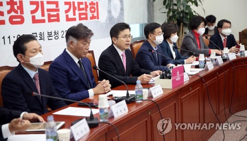 미래통합당 코로나19 대책특위 전문가 초청 긴급 간담회미래통합당 코로나19 대책 특별위원회 위원장을 맡은 황교안 대표가 2월 24일 오전 국회에서 열린 미래통합당 코로나19 대책특별위원회 전문가 초청 긴급 간담회에서 발언하고 있다. [연합뉴스 자료사진]