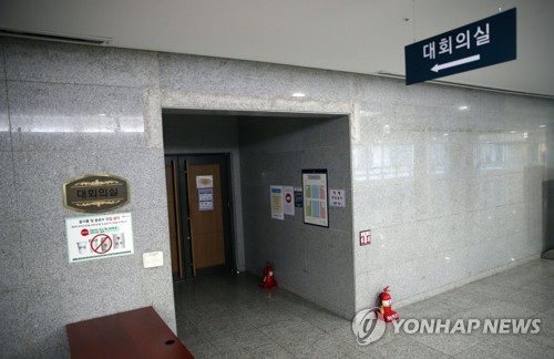 문 닫힌 국회 의원회관 대회의실(서울=연합뉴스) 김인철 기자 = 지난 19일 한국사학법인연합회 등 교육계 단체가 국회 의원회관에서 주최한 '문재인 정부 사학혁신방안, 무엇이 문제인가'에 참석했던 미래통합당 심재철 원내대표가 코로나19 확진자와 접촉으로 인한 감염 검사를 받게 되면서 24일 오전 행사가 열렸던 국회 의원회관 대회의실 문이 굳게 닫혀 있다. 2020.2.24 yatoya@yna.co.kr