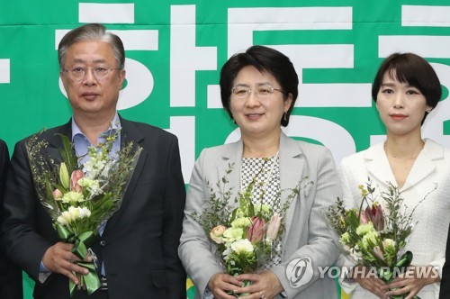 민생당 출범합니다2월 24일 오전 서울 여의도 국회에서 열린 민생당 출범식에서 유성엽(왼쪽부터), 박주현, 김정화 신임 공동대표가 기념촬영을 하고 있다.[연합뉴스 자료사진]