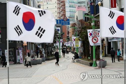 힘내라 대한민국(부산=연합뉴스) 손형주 기자 = 24일 오후 부산에서 가장 유동인구가 많은 곳 중 하나인 중구 광복로 일대가 한적한 모습이다. 2020.2.24 handbrother@yna.co.kr