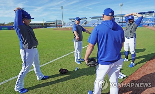 화기애애한 훈련 분위기(더니든[미국 플로리다주]=연합뉴스) 김도훈 기자 = 메이저리그 토론토 블루제이스의 류현진이 24일(현지시간) 미국 플로리다주 더니든 TD 볼파크에서 열린 오전 훈련에 참가해 동료들과 이야기하며 몸을 풀고 있다. 2020.2.25 superdoo82@yna.co.kr