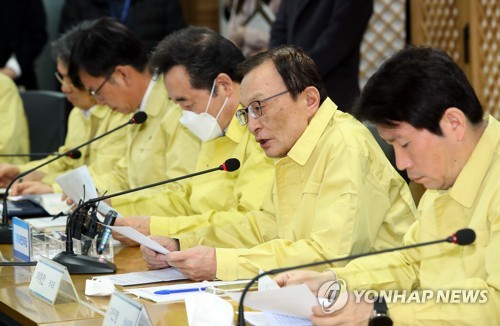 코로나19 당정청 발언하는 이해찬(서울=연합뉴스) 진성철 기자 = 더불어민주당 이해찬 대표가 25일 서울 여의도 더불어민주당사에서 열린 신종코로나바이러스 감염증(코로나19) 대응 고위당정협의회에서 발언하고 있다. zjin@yna.co.kr