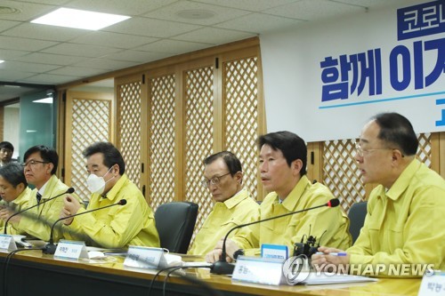 당정청, 코로나19 대응 논의(서울=연합뉴스) 진성철 기자 = 홍남기 경제부총리(오른쪽부터), 더불어민주당 이인영 원내대표, 이해찬 대표, 이낙연 코로나19재난안전대책위원장, 청와대 김상조 정책실장, 강기정 정무수석이 25일 서울 여의도 더불어민주당사에서 열린 고위당정협의회에서 신종코로나바이러스 감염증(코로나19) 대응책을 논의하고 있다. zjin@yna.co.kr