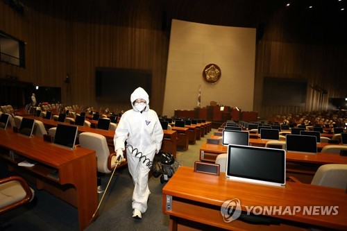 코로나19로 폐쇄된 국회 방역작업(서울=연합뉴스) 코로나19 확진자가 지난 19일 국회에서 열린 한 토론회에 참석한 사실이 뒤늦게 확인되자 국회 본관과 의원회관 등 국회 출입이 전면 통제되면서 국회 본청에 대한 방역작업이 24일 밤과 25일 새벽에 걸쳐 실시됐다. [국회사무처 제공. 재판매 및 DB 금지] photo@yna.co.kr