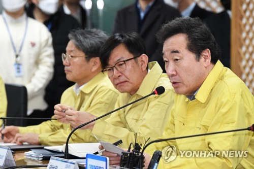 코로나19 대응 당정청 발언하는 이낙연(서울=연합뉴스) 진성철 기자 = 더불어민주당 이낙연 코로나19재난안전대책위원장이 25일 서울 여의도 더불어민주당사에서 열린 신종코로나바이러스 감염증(코로나19) 대응 고위당정협의회에서 발언하고 있다. 2020.2.25 zjin@yna.co.kr