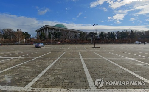 한산한 국회 둔치 주차장(서울=연합뉴스) 안정원 기자 = 국회에 신종 코로나바이러스 감염증(코로나19) 확진자가 다녀간 것으로 알려져 25일 국회가 폐쇄되자 국회 뒷편 한강 둔치 주차장이 한산한 모습을 보이고 있다. 2020.2.25 jeong@yna.co.kr