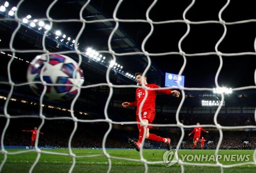 승리에 쐐기 박는 레반도프스키[로이터=연합뉴스]