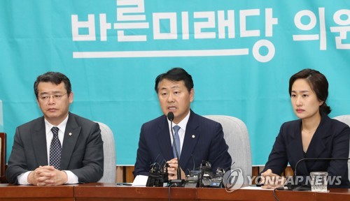 의총 결과 브리핑하는 김관영 원내대표지난해 4월 23일 바른미래당 김관영 원대대표(가운데)가 23일 오후 국회에서 열린 의원총회를 마친 뒤 브리핑하고 있다. 왼쪽은 임재훈 의원. [연합뉴스 자료사진]