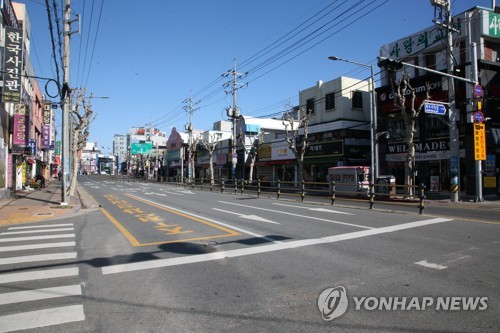 한산한 포항 도로(포항=연합뉴스) 손대성 기자 = 신종 코로나바이러스 감염증(코로나19) 확진자가 급증함에 따라 많은 주민이 외출을 꺼리면서 일요일인 23일 경북 포항 죽도시장 앞 중심도로가 한산하다. 2020.2.23 sds123@yna.co.kr