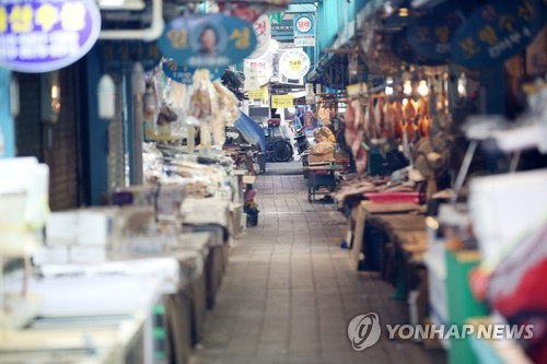 손님 찾기 어려운 죽도시장(포항=연합뉴스) 손대성 기자 = 신종 코로나바이러스 감염증(코로나19)이 확산함에 따라 23일 경북 포항 죽도시장이 손님이 줄면서 한산한 모습을 보이고 있다. 2020.2.23 sds123@yna.co.kr