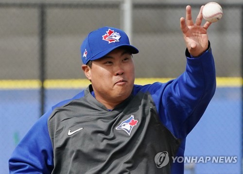 류현진 '이 정도는 맨손으로'메이저리그 토론토 블루제이스의 스프링캠프에 참가 중인 류현진이 2월 21일(현지시간) 미국 플로리다주 더니든 TD 볼파크 인근 훈련장에서 수비 훈련을 하고 있다. [연합뉴스 자료사진]