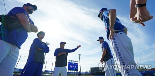 화기애애한 훈련 분위기메이저리그 토론토 블루제이스의 류현진이 2월 24일(현지시간) 미국 플로리다주 더니든 TD 볼파크에서 열린 오전 훈련에 참가해 동료들과 이야기하며 몸을 풀고 있다. [연합뉴스 자료사진]