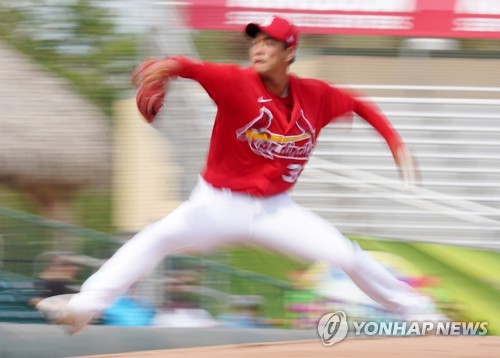 김광현 '오늘은 삼진 3개'(주피터[미국 플로리다주]=연합뉴스) 김도훈 기자 = 26일(현지시간) 미국 플로리다주 주피터 로저 딘 스타디움에서 열린 메이저리그 마이애미 말린스와 세인트루이스 카디널스의 시범경기. 1회초 선발 등판한 세인트루이스의 김광현이 역투하고 있다.
    이날 김광현은 2이닝 동안 삼진 3개를 잡아냈다. 2020.2.27 superdoo82@yna.co.kr