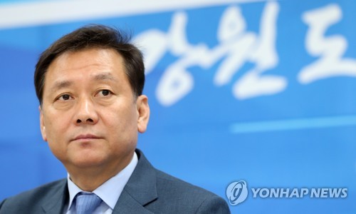 이광재 전 강원지사, 결단의 눈빛(춘천=연합뉴스) 양지웅 기자 = 이광재 전 강원도지사가 27일 오후 강원 춘천시 더불어민주당 강원도당에서 열린 '강원도 평화지역 현안 및 공약 기자간담회'에서 허영 강원도당위원장의 인사말을 듣고 있다. 2020.2.27 yangdoo@yna.co.kr